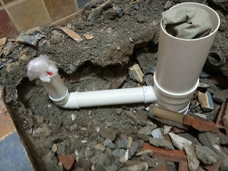 廁所管道重裝，地面找平：1、關(guān)閉水管總閥。(即水表前面的水管開關(guān))2、打開水龍頭20分鐘，確保沒水再滴后關(guān)閉所有的水龍頭。3、關(guān)閉馬桶水箱和洗衣機(jī)等進(jìn)水開關(guān)。4、打開水管總閥。5、打開總閥后20分鐘，查看水表是否走動，包括緩慢的走動。如果有走動，即為漏水了。如果沒有走動，可能沒事。建議施工完一定要進(jìn)行水壓測試實驗，一般打壓8公斤，時間20-30分鐘。 在地面找平工程上，我們需要注意3個小方面，即平整度、地面抹灰及養(yǎng)護(hù)。地面找平對平整度有極高的要求，它通常將地面平整度分為3個環(huán)節(jié)分別采取不同的措施進(jìn)行修整，嚴(yán)格控制地面落差。另一方面，地面抹灰是地面找平不可缺少的一個環(huán)節(jié)，我們常根據(jù)面層抹灰的厚度來找出地面抹平的基準(zhǔn)線。最后但同樣重要的是地面的養(yǎng)護(hù)，在地面找平工作完成后是需要對地面進(jìn)行養(yǎng)護(hù)的，我們可以通過適量灑水養(yǎng)護(hù)，并且養(yǎng)護(hù)的時間應(yīng)該不少于7天，這樣才能保證地面找平工程的質(zhì)量。