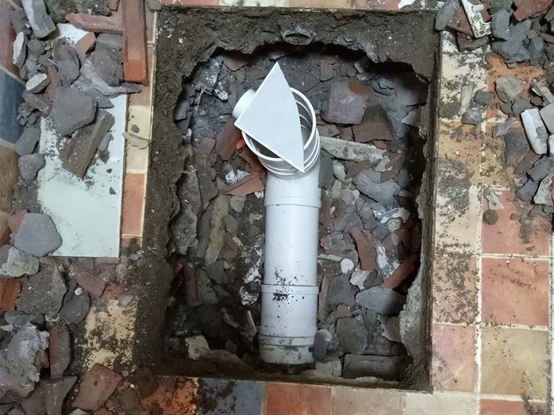 廁所管道重裝，地面找平：1、關(guān)閉水管總閥。(即水表前面的水管開關(guān))2、打開水龍頭20分鐘，確保沒水再滴后關(guān)閉所有的水龍頭。3、關(guān)閉馬桶水箱和洗衣機(jī)等進(jìn)水開關(guān)。4、打開水管總閥。5、打開總閥后20分鐘，查看水表是否走動，包括緩慢的走動。如果有走動，即為漏水了。如果沒有走動，可能沒事。建議施工完一定要進(jìn)行水壓測試實驗，一般打壓8公斤，時間20-30分鐘。 在地面找平工程上，我們需要注意3個小方面，即平整度、地面抹灰及養(yǎng)護(hù)。地面找平對平整度有極高的要求，它通常將地面平整度分為3個環(huán)節(jié)分別采取不同的措施進(jìn)行修整，嚴(yán)格控制地面落差。另一方面，地面抹灰是地面找平不可缺少的一個環(huán)節(jié)，我們常根據(jù)面層抹灰的厚度來找出地面抹平的基準(zhǔn)線。最后但同樣重要的是地面的養(yǎng)護(hù)，在地面找平工作完成后是需要對地面進(jìn)行養(yǎng)護(hù)的，我們可以通過適量灑水養(yǎng)護(hù)，并且養(yǎng)護(hù)的時間應(yīng)該不少于7天，這樣才能保證地面找平工程的質(zhì)量。