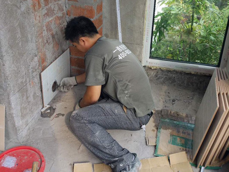 貼磚砌墻裝修：1、砌墻要注意橫平豎直。承重墻不能拆。承重墻支撐著上部樓層重量，拆了承重墻會破壞整個建筑結(jié)構(gòu)，會影響地基的穩(wěn)定。2、砌墻要注意切面的平整，以便之后粉刷。可以先在墻面上進行粗略的定位，再用卷尺準(zhǔn)確測量，后用彈線定位，在此三步驟基礎(chǔ)上開始砸墻，不僅可以保證切面的平整，而且避免了不必要的材料和工程費用的浪費。3、新舊墻體交接處是施工關(guān)鍵。新舊墻面交接處的施工是容易被忽視的，也是砌墻的關(guān)鍵環(huán)節(jié)。砌墻時除了注意放線砌墻以保持墻體垂直度、墻面平整度外，墻體交接處一定要打掉白灰，在新舊墻體交界處貼一層鋼絲網(wǎng)，以增強粘連度，防止墻體開裂。