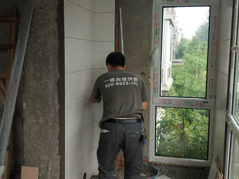 貼磚砌墻裝修：1、砌墻要注意橫平豎直。承重墻不能拆。承重墻支撐著上部樓層重量，拆了承重墻會破壞整個建筑結(jié)構(gòu)，會影響地基的穩(wěn)定。2、砌墻要注意切面的平整，以便之后粉刷。可以先在墻面上進行粗略的定位，再用卷尺準(zhǔn)確測量，后用彈線定位，在此三步驟基礎(chǔ)上開始砸墻，不僅可以保證切面的平整，而且避免了不必要的材料和工程費用的浪費。3、新舊墻體交接處是施工關(guān)鍵。新舊墻面交接處的施工是容易被忽視的，也是砌墻的關(guān)鍵環(huán)節(jié)。砌墻時除了注意放線砌墻以保持墻體垂直度、墻面平整度外，墻體交接處一定要打掉白灰，在新舊墻體交界處貼一層鋼絲網(wǎng)，以增強粘連度，防止墻體開裂。