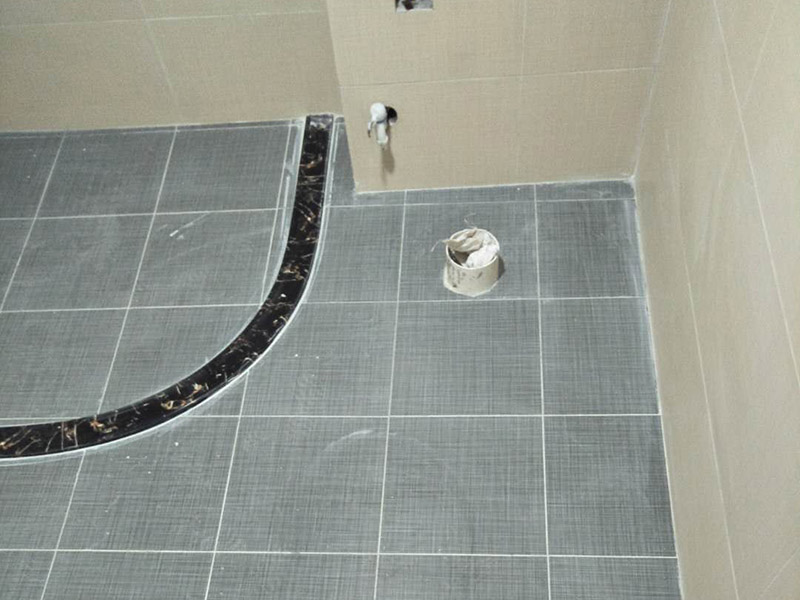 衛(wèi)生間貼磚裝修:1、 衛(wèi)生間墻面在施工前清理墻面的各類污物，用泥刀先批墻，后用水泥漿找平，防止瓷磚貼后有空鼓現(xiàn)象。2、 衛(wèi)生間內(nèi)會(huì)防止抽風(fēng)機(jī)、安裝吊頂?shù)龋愿叨纫貏e注意，其次是墻磚與地磚的尺寸要互相對(duì)應(yīng)，不能有太大的差異，最后根據(jù)高度、尺寸與整體效果來確定鋪貼方法，如果統(tǒng)一墻面瓷磚不同，大尺寸瓷磚從下往上貼，小尺寸從上往下貼。3、配料將清水逐量加入粉狀粘結(jié)劑內(nèi)，按照說明書上一定的比例調(diào)配。攪拌調(diào)和將粘結(jié)劑漿料攪拌至潤(rùn)滑均勻，無明顯塊狀或糊涂結(jié)狀，將攪拌后施工漿料靜置5-10分鐘，然后再稍加攪拌