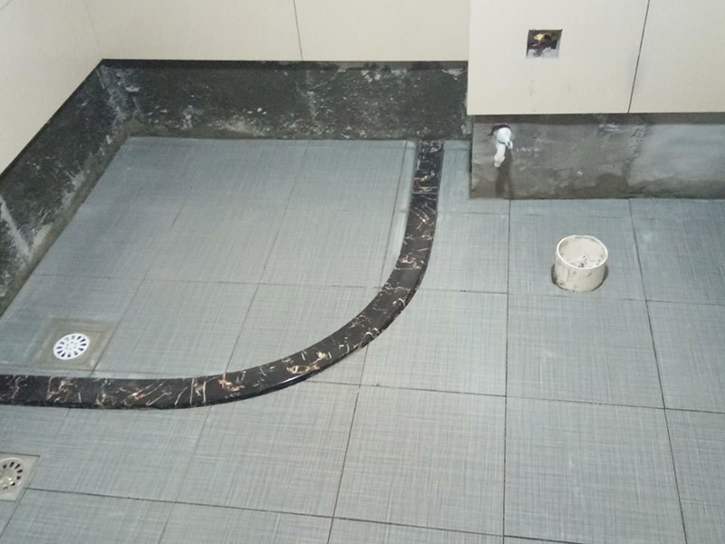 衛(wèi)生間貼磚裝修:1、 衛(wèi)生間墻面在施工前清理墻面的各類污物，用泥刀先批墻，后用水泥漿找平，防止瓷磚貼后有空鼓現(xiàn)象。2、 衛(wèi)生間內(nèi)會(huì)防止抽風(fēng)機(jī)、安裝吊頂?shù)龋愿叨纫貏e注意，其次是墻磚與地磚的尺寸要互相對(duì)應(yīng)，不能有太大的差異，最后根據(jù)高度、尺寸與整體效果來確定鋪貼方法，如果統(tǒng)一墻面瓷磚不同，大尺寸瓷磚從下往上貼，小尺寸從上往下貼。3、配料將清水逐量加入粉狀粘結(jié)劑內(nèi)，按照說明書上一定的比例調(diào)配。攪拌調(diào)和將粘結(jié)劑漿料攪拌至潤(rùn)滑均勻，無明顯塊狀或糊涂結(jié)狀，將攪拌后施工漿料靜置5-10分鐘，然后再稍加攪拌