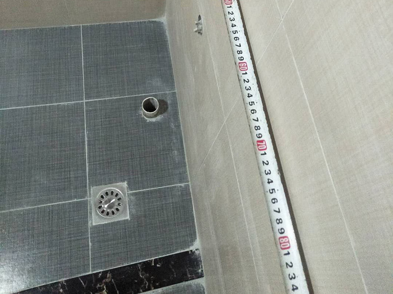 衛(wèi)生間貼磚裝修:1、 衛(wèi)生間墻面在施工前清理墻面的各類污物，用泥刀先批墻，后用水泥漿找平，防止瓷磚貼后有空鼓現(xiàn)象。2、 衛(wèi)生間內(nèi)會(huì)防止抽風(fēng)機(jī)、安裝吊頂?shù)?，所以高度要特別注意，其次是墻磚與地磚的尺寸要互相對(duì)應(yīng)，不能有太大的差異，最后根據(jù)高度、尺寸與整體效果來確定鋪貼方法，如果統(tǒng)一墻面瓷磚不同，大尺寸瓷磚從下往上貼，小尺寸從上往下貼。3、配料將清水逐量加入粉狀粘結(jié)劑內(nèi)，按照說明書上一定的比例調(diào)配。攪拌調(diào)和將粘結(jié)劑漿料攪拌至潤(rùn)滑均勻，無明顯塊狀或糊涂結(jié)狀，將攪拌后施工漿料靜置5-10分鐘，然后再稍加攪拌