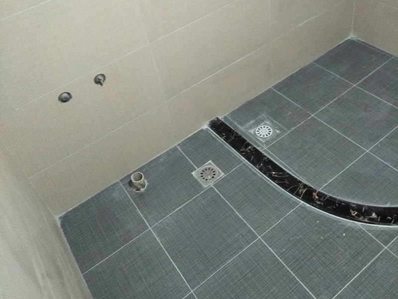 衛(wèi)生間貼磚裝修:1、 衛(wèi)生間墻面在施工前清理墻面的各類污物，用泥刀先批墻，后用水泥漿找平，防止瓷磚貼后有空鼓現(xiàn)象。2、 衛(wèi)生間內(nèi)會(huì)防止抽風(fēng)機(jī)、安裝吊頂?shù)?，所以高度要特別注意，其次是墻磚與地磚的尺寸要互相對(duì)應(yīng)，不能有太大的差異，最后根據(jù)高度、尺寸與整體效果來確定鋪貼方法，如果統(tǒng)一墻面瓷磚不同，大尺寸瓷磚從下往上貼，小尺寸從上往下貼。3、配料將清水逐量加入粉狀粘結(jié)劑內(nèi)，按照說明書上一定的比例調(diào)配。攪拌調(diào)和將粘結(jié)劑漿料攪拌至潤(rùn)滑均勻，無明顯塊狀或糊涂結(jié)狀，將攪拌后施工漿料靜置5-10分鐘，然后再稍加攪拌