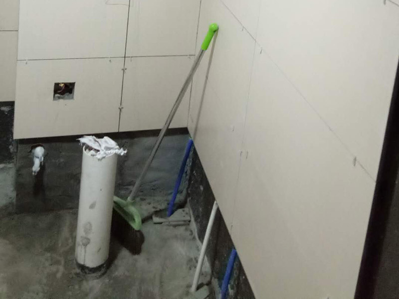 衛(wèi)生間貼磚裝修:1、 衛(wèi)生間墻面在施工前清理墻面的各類污物，用泥刀先批墻，后用水泥漿找平，防止瓷磚貼后有空鼓現(xiàn)象。2、 衛(wèi)生間內(nèi)會(huì)防止抽風(fēng)機(jī)、安裝吊頂?shù)?，所以高度要特別注意，其次是墻磚與地磚的尺寸要互相對(duì)應(yīng)，不能有太大的差異，最后根據(jù)高度、尺寸與整體效果來確定鋪貼方法，如果統(tǒng)一墻面瓷磚不同，大尺寸瓷磚從下往上貼，小尺寸從上往下貼。3、配料將清水逐量加入粉狀粘結(jié)劑內(nèi)，按照說明書上一定的比例調(diào)配。攪拌調(diào)和將粘結(jié)劑漿料攪拌至潤(rùn)滑均勻，無明顯塊狀或糊涂結(jié)狀，將攪拌后施工漿料靜置5-10分鐘，然后再稍加攪拌