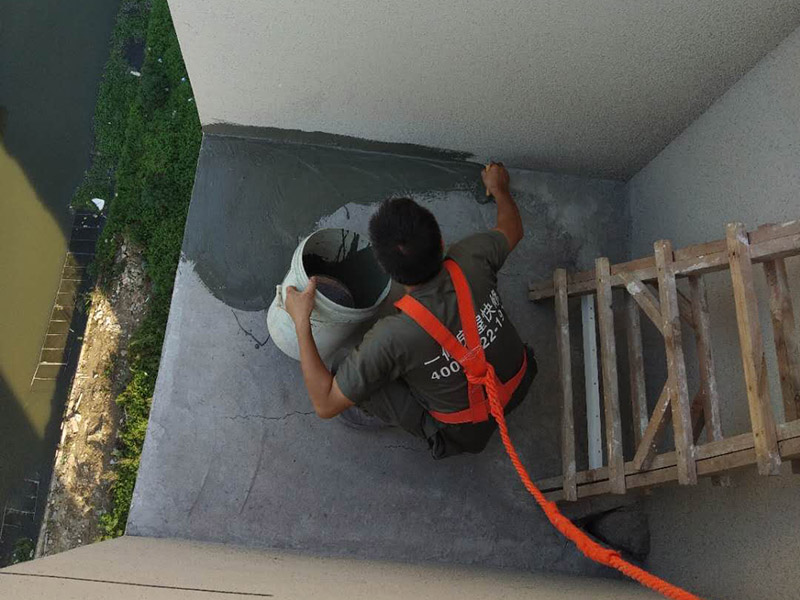 陽臺(tái)頂部外墻防水裝修：1、根據(jù)現(xiàn)場實(shí)際情況，對防水部位基層原有的外墻涂料進(jìn)行清理，特別是基層破碎處、松動(dòng)處進(jìn)行徹底清除干凈，露出堅(jiān)硬基礎(chǔ)。2、在基層處理干凈的基礎(chǔ)上，用高檔有機(jī)硅防水涂料與水按1：2的比例稀釋后，摻入高標(biāo)號(hào)水泥做成灰膏，對砂眼、蜂窩、龜裂做細(xì)部處理。3、對不規(guī)則的龜裂進(jìn)行修補(bǔ)時(shí)，超過2mm的龜裂用長絲無紡布與有機(jī)硅外墻專用涂料進(jìn)行貼粘修補(bǔ)，以免龜裂紋繼續(xù)擴(kuò)大。4、對窗口四周、檐底、預(yù)埋件、穿墻管等重要部位做加強(qiáng)處理。5、涂料采用涂刷法施工，涂刷的方向、行程長短應(yīng)一致，涂刷應(yīng)均勻不得漏刷。6、機(jī)械噴涂施工時(shí)做到噴涂均勻，壓茬到位，不得漏噴，使表面光滑。7、施工完畢后將現(xiàn)場衛(wèi)生清理干凈。