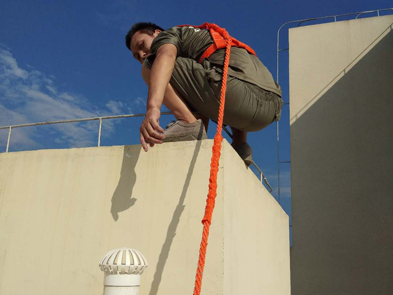 陽臺(tái)頂部外墻防水裝修：1、根據(jù)現(xiàn)場實(shí)際情況，對防水部位基層原有的外墻涂料進(jìn)行清理，特別是基層破碎處、松動(dòng)處進(jìn)行徹底清除干凈，露出堅(jiān)硬基礎(chǔ)。2、在基層處理干凈的基礎(chǔ)上，用高檔有機(jī)硅防水涂料與水按1：2的比例稀釋后，摻入高標(biāo)號(hào)水泥做成灰膏，對砂眼、蜂窩、龜裂做細(xì)部處理。3、對不規(guī)則的龜裂進(jìn)行修補(bǔ)時(shí)，超過2mm的龜裂用長絲無紡布與有機(jī)硅外墻專用涂料進(jìn)行貼粘修補(bǔ)，以免龜裂紋繼續(xù)擴(kuò)大。4、對窗口四周、檐底、預(yù)埋件、穿墻管等重要部位做加強(qiáng)處理。5、涂料采用涂刷法施工，涂刷的方向、行程長短應(yīng)一致，涂刷應(yīng)均勻不得漏刷。6、機(jī)械噴涂施工時(shí)做到噴涂均勻，壓茬到位，不得漏噴，使表面光滑。7、施工完畢后將現(xiàn)場衛(wèi)生清理干凈。