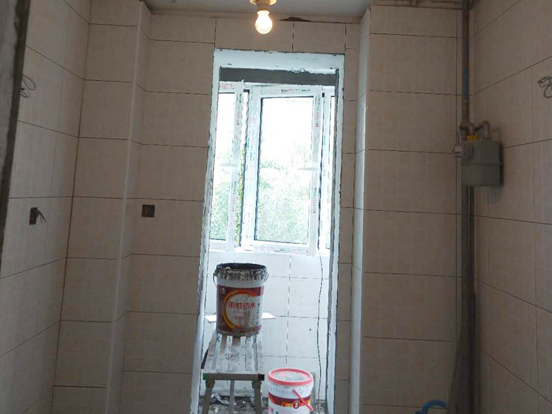 陽臺貼磚裝修：一、瓷磚是否要貼到頂：對于陽臺墻磚所貼的高度，一般的陽臺貼1.2米-1.5米高度就夠了！比洗衣機(jī)高點(diǎn)就行。老師傅建議貼瓷磚，一個是整體效果要好，二是打掃要方便。所以還是建議把瓷磚貼到頂，這樣不僅美觀而且以后清理打掃也方便。二、陽臺瓷磚如何收邊：其實(shí)最簡單的方法就是不銹鋼收邊。三、瓷磚和乳膠漆如何銜接：老師傅給的建議是先貼好陽臺瓷磚，再掛內(nèi)墻膩?zhàn)?，通常結(jié)合部在轉(zhuǎn)角處，膩?zhàn)右痛纱u側(cè)面抹齊平，涂刷乳膠漆時，結(jié)合處用刷子沿邊緣手刷即可。四、要不要裝吊頂：老師傅建議采用石材線條、或木線條配合設(shè)計(jì)來達(dá)到瓷磚和吊頂?shù)氖者呅Ч? width=