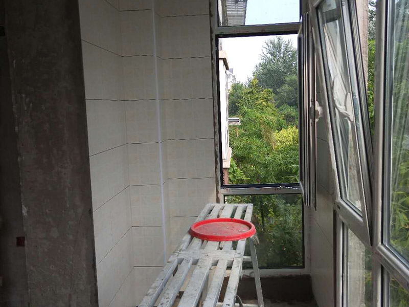 陽臺貼磚裝修：一、瓷磚是否要貼到頂：對于陽臺墻磚所貼的高度，一般的陽臺貼1.2米-1.5米高度就夠了！比洗衣機(jī)高點(diǎn)就行。老師傅建議貼瓷磚，一個是整體效果要好，二是打掃要方便。所以還是建議把瓷磚貼到頂，這樣不僅美觀而且以后清理打掃也方便。二、陽臺瓷磚如何收邊：其實(shí)最簡單的方法就是不銹鋼收邊。三、瓷磚和乳膠漆如何銜接：老師傅給的建議是先貼好陽臺瓷磚，再掛內(nèi)墻膩?zhàn)?，通常結(jié)合部在轉(zhuǎn)角處，膩?zhàn)右痛纱u側(cè)面抹齊平，涂刷乳膠漆時，結(jié)合處用刷子沿邊緣手刷即可。四、要不要裝吊頂：老師傅建議采用石材線條、或木線條配合設(shè)計(jì)來達(dá)到瓷磚和吊頂?shù)氖者呅Ч? width=