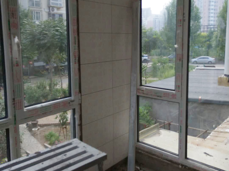 陽臺貼磚裝修：一、瓷磚是否要貼到頂：對于陽臺墻磚所貼的高度，一般的陽臺貼1.2米-1.5米高度就夠了！比洗衣機(jī)高點(diǎn)就行。老師傅建議貼瓷磚，一個是整體效果要好，二是打掃要方便。所以還是建議把瓷磚貼到頂，這樣不僅美觀而且以后清理打掃也方便。二、陽臺瓷磚如何收邊：其實(shí)最簡單的方法就是不銹鋼收邊。三、瓷磚和乳膠漆如何銜接：老師傅給的建議是先貼好陽臺瓷磚，再掛內(nèi)墻膩?zhàn)?，通常結(jié)合部在轉(zhuǎn)角處，膩?zhàn)右痛纱u側(cè)面抹齊平，涂刷乳膠漆時，結(jié)合處用刷子沿邊緣手刷即可。四、要不要裝吊頂：老師傅建議采用石材線條、或木線條配合設(shè)計(jì)來達(dá)到瓷磚和吊頂?shù)氖者呅Ч? width=