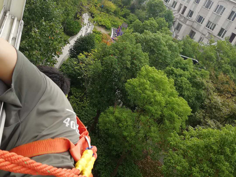 外墻窗戶打膠裝修：修補(bǔ)膠是針對塑鋼在安裝，及運(yùn)輸過程中出現(xiàn)的細(xì)小及明顯的裂縫用來修補(bǔ)的膠，有點(diǎn)像牙膏一樣，使用方法，將修補(bǔ)面徹底清洗干凈，干燥，用美工刀片順著裂縫刮出1-2mm的倒角口，再將膠刮入裂縫中，用刀片修平，待到膠體7分干的時(shí)候再用刀片將裂縫周圍多余的膠修去，如果感覺效果還是不好的話，等到膠體完全干透以后用1500號以上的水砂紙蘸水輕輕打磨即可。 師傅有專門打膠的工具，打膠完成后要用手抹平！像劑牙膏一樣將修補(bǔ)膠涂在需修正的地方，等干后用鏟鏟平，再用細(xì)紗紙磨平。擠出來直接涂在裂縫上抹平。