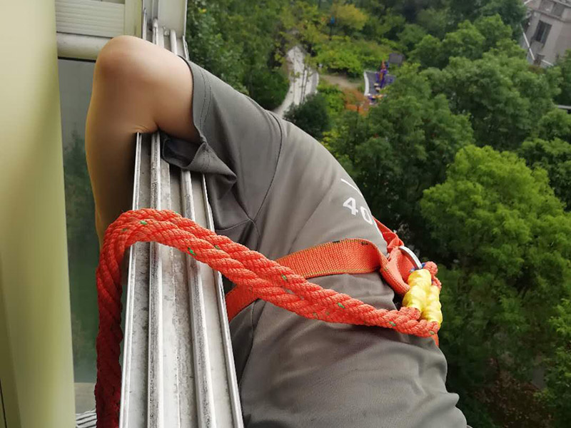 外墻窗戶打膠裝修：修補(bǔ)膠是針對塑鋼在安裝，及運(yùn)輸過程中出現(xiàn)的細(xì)小及明顯的裂縫用來修補(bǔ)的膠，有點(diǎn)像牙膏一樣，使用方法，將修補(bǔ)面徹底清洗干凈，干燥，用美工刀片順著裂縫刮出1-2mm的倒角口，再將膠刮入裂縫中，用刀片修平，待到膠體7分干的時(shí)候再用刀片將裂縫周圍多余的膠修去，如果感覺效果還是不好的話，等到膠體完全干透以后用1500號以上的水砂紙蘸水輕輕打磨即可。 師傅有專門打膠的工具，打膠完成后要用手抹平！像劑牙膏一樣將修補(bǔ)膠涂在需修正的地方，等干后用鏟鏟平，再用細(xì)紗紙磨平。擠出來直接涂在裂縫上抹平。