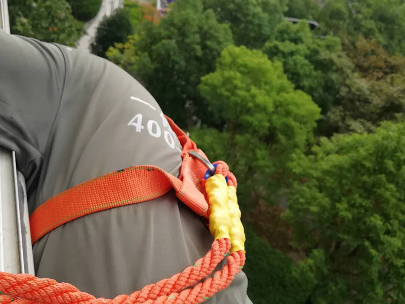 外墻窗戶打膠裝修：修補(bǔ)膠是針對塑鋼在安裝，及運(yùn)輸過程中出現(xiàn)的細(xì)小及明顯的裂縫用來修補(bǔ)的膠，有點(diǎn)像牙膏一樣，使用方法，將修補(bǔ)面徹底清洗干凈，干燥，用美工刀片順著裂縫刮出1-2mm的倒角口，再將膠刮入裂縫中，用刀片修平，待到膠體7分干的時(shí)候再用刀片將裂縫周圍多余的膠修去，如果感覺效果還是不好的話，等到膠體完全干透以后用1500號以上的水砂紙蘸水輕輕打磨即可。 師傅有專門打膠的工具，打膠完成后要用手抹平！像劑牙膏一樣將修補(bǔ)膠涂在需修正的地方，等干后用鏟鏟平，再用細(xì)紗紙磨平。擠出來直接涂在裂縫上抹平。