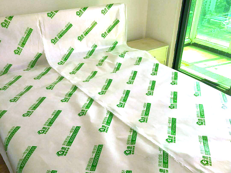 吊頂空鼓維修方案:空鼓形成的原因很多,主要有以下五種： 1、基層沒有清掃干凈； 2、水泥沙漿水灰比過大； 3、表面沒有壓實； 4、由于開發(fā)商為了節(jié)省材料降低成本在抹灰及找平部位少用材料或亂用材料； 5、由于墻面抹灰跟地面找平后濕水不夠引起材料燒壞形成的空鼓。 墻面空鼓允許范圍是0.02平方米，地面空鼓允許范圍是0.04平方米。處理辦法：鑿開空鼓部位，重做找平層或抹灰層。