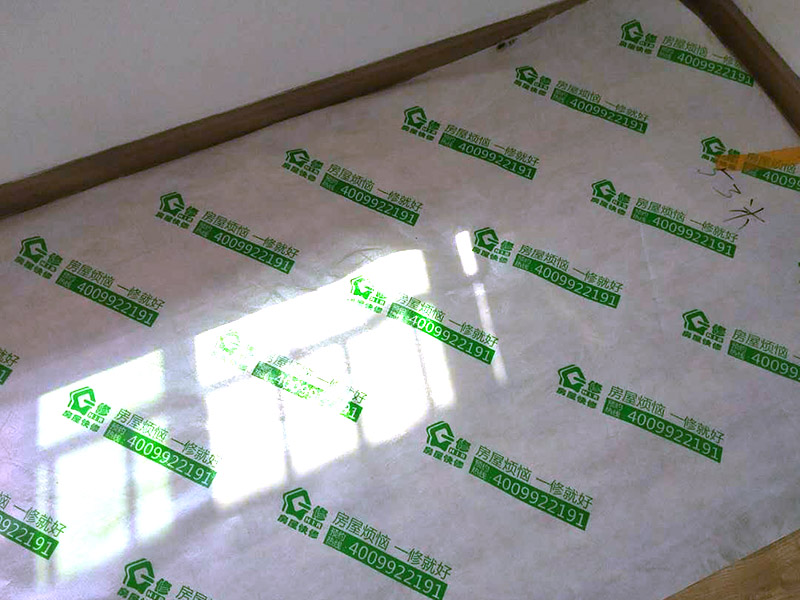 吊頂空鼓維修方案:空鼓形成的原因很多,主要有以下五種： 1、基層沒有清掃干凈； 2、水泥沙漿水灰比過大； 3、表面沒有壓實； 4、由于開發(fā)商為了節(jié)省材料降低成本在抹灰及找平部位少用材料或亂用材料； 5、由于墻面抹灰跟地面找平后濕水不夠引起材料燒壞形成的空鼓。 墻面空鼓允許范圍是0.02平方米，地面空鼓允許范圍是0.04平方米。處理辦法：鑿開空鼓部位，重做找平層或抹灰層。