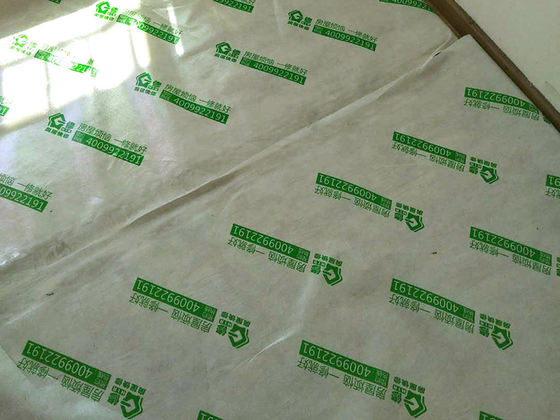 吊頂空鼓維修方案:空鼓形成的原因很多,主要有以下五種： 1、基層沒有清掃干凈； 2、水泥沙漿水灰比過大； 3、表面沒有壓實； 4、由于開發(fā)商為了節(jié)省材料降低成本在抹灰及找平部位少用材料或亂用材料； 5、由于墻面抹灰跟地面找平后濕水不夠引起材料燒壞形成的空鼓。 墻面空鼓允許范圍是0.02平方米，地面空鼓允許范圍是0.04平方米。處理辦法：鑿開空鼓部位，重做找平層或抹灰層。