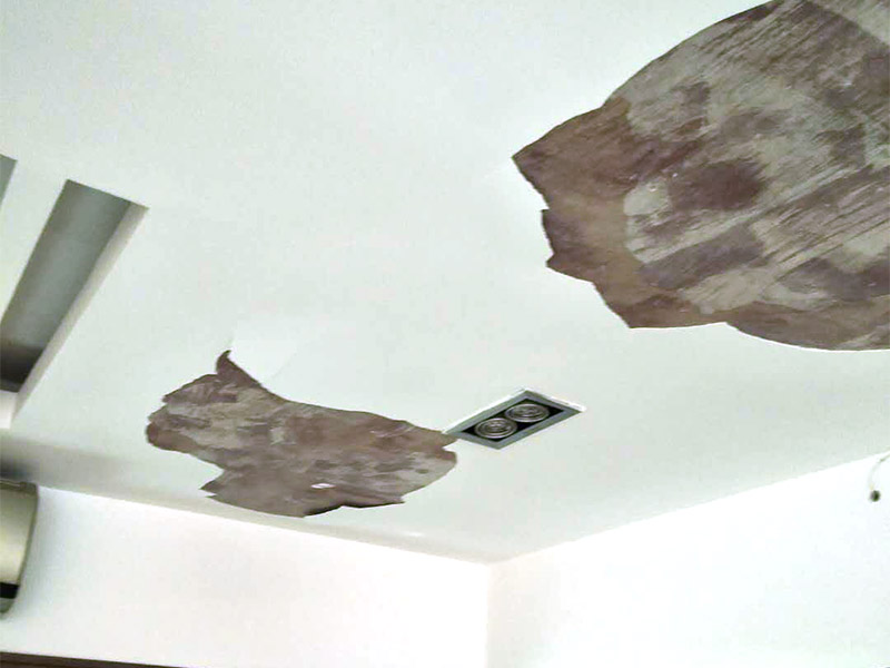 吊頂空鼓維修方案:空鼓形成的原因很多,主要有以下五種： 1、基層沒有清掃干凈； 2、水泥沙漿水灰比過大； 3、表面沒有壓實； 4、由于開發(fā)商為了節(jié)省材料降低成本在抹灰及找平部位少用材料或亂用材料； 5、由于墻面抹灰跟地面找平后濕水不夠引起材料燒壞形成的空鼓。 墻面空鼓允許范圍是0.02平方米，地面空鼓允許范圍是0.04平方米。處理辦法：鑿開空鼓部位，重做找平層或抹灰層。