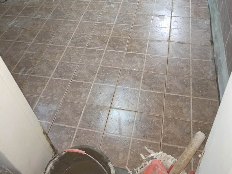 地面貼磚裝修：地磚鋪設(shè)前，都要浸泡，以免地磚的吸收率問題導致吸收水泥中的水份而出現(xiàn)緊繃開裂。地面需要用勺子或者水管，把地面基層用水淋濕。這個作業(yè)時，減少灰塵。還能讓地面吸收部分水份。不會產(chǎn)生缺水現(xiàn)象。接下來，是水泥墊層的攪拌，鋪砌時宜采用水泥漿或干鋪泥灑水作粘結(jié)。地磚摸好水泥油后，應(yīng)該用膠錘慢慢的拍打，達到水平儀的標準即可。地磚面層的表面在貼完后半小時內(nèi)，用水抹布處理潔凈、平整、堅實；瓷板間拼縫寬度應(yīng)符合設(shè)計要求，拼縫寬度不宜大于2毫米。