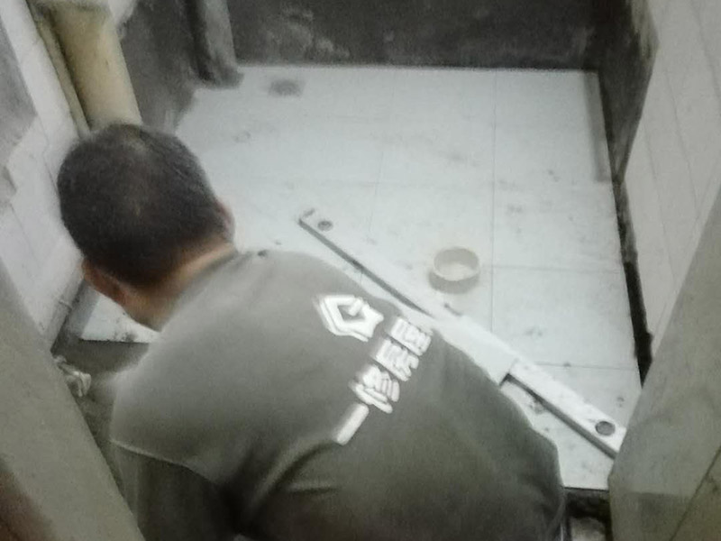 衛(wèi)生間地面瓷磚鋪貼：地磚鋪貼前，將地面清掃干凈；接著根據(jù)排版規(guī)劃設(shè)置水平線，并進(jìn)行分塊；然后地面灑水、砂漿攪拌、打砂漿基層，然后開始鋪貼，要用橡皮錘均勻敲擊，調(diào)整與水平線及其它地磚的水平度及縫隙的大小，再用刮刀從磚縫中間劃一道，保證磚與磚之間要有一定的、均勻的縫隙，防止熱脹冷縮對磚造成損壞，用刮刀在兩塊磚上縱向來回劃拉，檢查兩塊磚是否平齊；最后表面清理，勾縫。