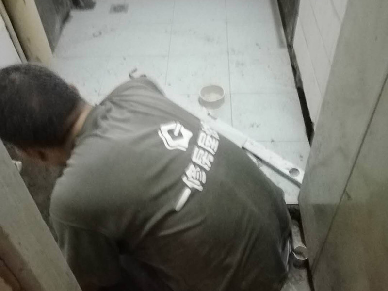 衛(wèi)生間地面瓷磚鋪貼：地磚鋪貼前，將地面清掃干凈；接著根據(jù)排版規(guī)劃設(shè)置水平線，并進(jìn)行分塊；然后地面灑水、砂漿攪拌、打砂漿基層，然后開始鋪貼，要用橡皮錘均勻敲擊，調(diào)整與水平線及其它地磚的水平度及縫隙的大小，再用刮刀從磚縫中間劃一道，保證磚與磚之間要有一定的、均勻的縫隙，防止熱脹冷縮對磚造成損壞，用刮刀在兩塊磚上縱向來回劃拉，檢查兩塊磚是否平齊；最后表面清理，勾縫。