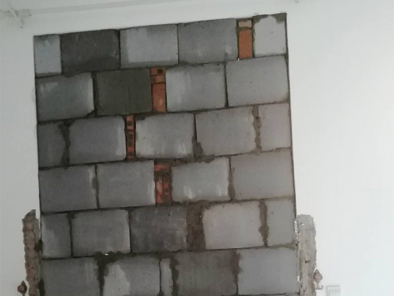 局部砌墻維修：首先根據(jù)房間情況進(jìn)行定位，確定砌墻位置合理；攪拌好水泥砂漿，新舊墻體連接處，需要植筋，這樣墻體連接穩(wěn)固。植筋需要打鋼筋進(jìn)舊墻體，深度要深；植筋出間隔大約為50厘米。墻上如果有門(mén)，需要做門(mén)梁，梁內(nèi)要有鋼筋。墻體砌好后，在水泥批蕩前，最好掛網(wǎng)處理，這樣水泥砂漿和墻體能更好結(jié)合，防止以后出現(xiàn)裂痕。批蕩后，要保養(yǎng)一段時(shí)間。就是定期灑點(diǎn)水上去啦。