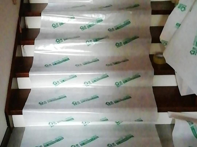 局部砌墻維修：首先根據(jù)房間情況進(jìn)行定位，確定砌墻位置合理；攪拌好水泥砂漿，新舊墻體連接處，需要植筋，這樣墻體連接穩(wěn)固。植筋需要打鋼筋進(jìn)舊墻體，深度要深；植筋出間隔大約為50厘米。墻上如果有門(mén)，需要做門(mén)梁，梁內(nèi)要有鋼筋。墻體砌好后，在水泥批蕩前，最好掛網(wǎng)處理，這樣水泥砂漿和墻體能更好結(jié)合，防止以后出現(xiàn)裂痕。批蕩后，要保養(yǎng)一段時(shí)間。就是定期灑點(diǎn)水上去啦。