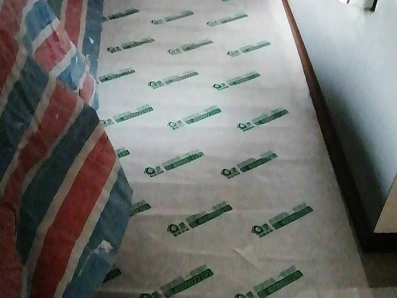 局部砌墻維修：首先根據(jù)房間情況進(jìn)行定位，確定砌墻位置合理；攪拌好水泥砂漿，新舊墻體連接處，需要植筋，這樣墻體連接穩(wěn)固。植筋需要打鋼筋進(jìn)舊墻體，深度要深；植筋出間隔大約為50厘米。墻上如果有門(mén)，需要做門(mén)梁，梁內(nèi)要有鋼筋。墻體砌好后，在水泥批蕩前，最好掛網(wǎng)處理，這樣水泥砂漿和墻體能更好結(jié)合，防止以后出現(xiàn)裂痕。批蕩后，要保養(yǎng)一段時(shí)間。就是定期灑點(diǎn)水上去啦。