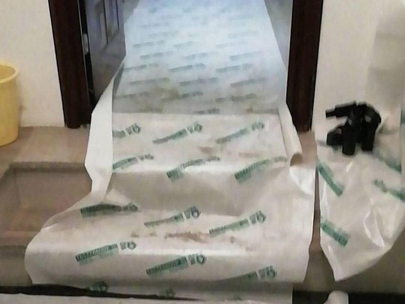 局部砌墻維修：首先根據(jù)房間情況進(jìn)行定位，確定砌墻位置合理；攪拌好水泥砂漿，新舊墻體連接處，需要植筋，這樣墻體連接穩(wěn)固。植筋需要打鋼筋進(jìn)舊墻體，深度要深；植筋出間隔大約為50厘米。墻上如果有門(mén)，需要做門(mén)梁，梁內(nèi)要有鋼筋。墻體砌好后，在水泥批蕩前，最好掛網(wǎng)處理，這樣水泥砂漿和墻體能更好結(jié)合，防止以后出現(xiàn)裂痕。批蕩后，要保養(yǎng)一段時(shí)間。就是定期灑點(diǎn)水上去啦。