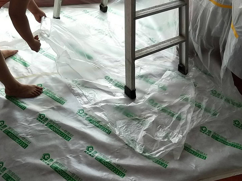 墻面頂部修補(bǔ)：1、看墻面是不是抹灰層已經(jīng)松動(dòng)，如果松動(dòng)直接砸掉，重新抹灰直到結(jié)實(shí)了為止。2、如果墻面是石膏板墻面就貼紙質(zhì)的繃帶在接縫處。3、如果墻面縫只有幾毫米不補(bǔ)難看可以鏟了膩?zhàn)?，在縫隙補(bǔ)水泥或者石膏（最好攙點(diǎn)膠）。4、搞定了以后貼繃帶刮平膩?zhàn)印?、等干了后打磨滾刷乳膠漆。對(duì)于局部剝落比較嚴(yán)重的情況，就有必要考慮是否是墻面基底根本沒(méi)做好的原因。將原墻體鏟除至墻面基層，用界面劑或者封固底漆重新涂刷一遍，再按照粉刷石膏找平、貼網(wǎng)格布(加固防裂)、批刮墻襯三遍后打磨平整，整個(gè)基層質(zhì)量此時(shí)就會(huì)好很多。