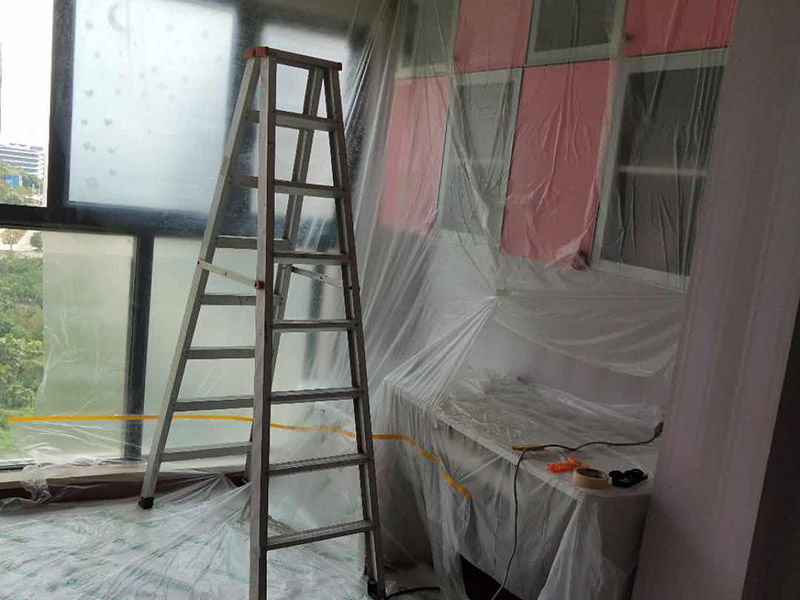 墻面頂部修補(bǔ)：1、看墻面是不是抹灰層已經(jīng)松動(dòng)，如果松動(dòng)直接砸掉，重新抹灰直到結(jié)實(shí)了為止。2、如果墻面是石膏板墻面就貼紙質(zhì)的繃帶在接縫處。3、如果墻面縫只有幾毫米不補(bǔ)難看可以鏟了膩?zhàn)樱诳p隙補(bǔ)水泥或者石膏（最好攙點(diǎn)膠）。4、搞定了以后貼繃帶刮平膩?zhàn)印?、等干了后打磨滾刷乳膠漆。對(duì)于局部剝落比較嚴(yán)重的情況，就有必要考慮是否是墻面基底根本沒(méi)做好的原因。將原墻體鏟除至墻面基層，用界面劑或者封固底漆重新涂刷一遍，再按照粉刷石膏找平、貼網(wǎng)格布(加固防裂)、批刮墻襯三遍后打磨平整，整個(gè)基層質(zhì)量此時(shí)就會(huì)好很多。