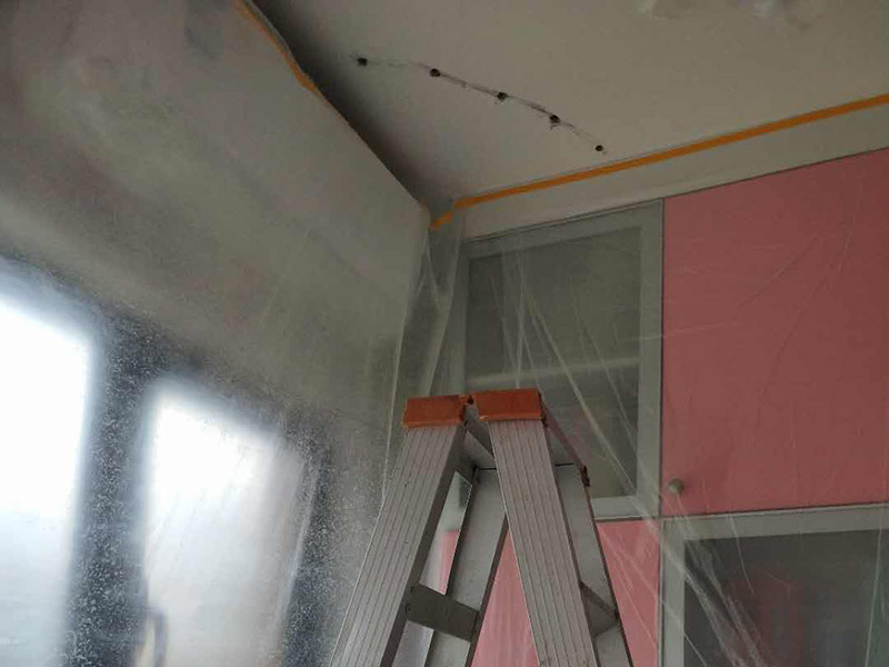 墻面頂部修補(bǔ)：1、看墻面是不是抹灰層已經(jīng)松動(dòng)，如果松動(dòng)直接砸掉，重新抹灰直到結(jié)實(shí)了為止。2、如果墻面是石膏板墻面就貼紙質(zhì)的繃帶在接縫處。3、如果墻面縫只有幾毫米不補(bǔ)難看可以鏟了膩?zhàn)?，在縫隙補(bǔ)水泥或者石膏（最好攙點(diǎn)膠）。4、搞定了以后貼繃帶刮平膩?zhàn)印?、等干了后打磨滾刷乳膠漆。對(duì)于局部剝落比較嚴(yán)重的情況，就有必要考慮是否是墻面基底根本沒(méi)做好的原因。將原墻體鏟除至墻面基層，用界面劑或者封固底漆重新涂刷一遍，再按照粉刷石膏找平、貼網(wǎng)格布(加固防裂)、批刮墻襯三遍后打磨平整，整個(gè)基層質(zhì)量此時(shí)就會(huì)好很多。