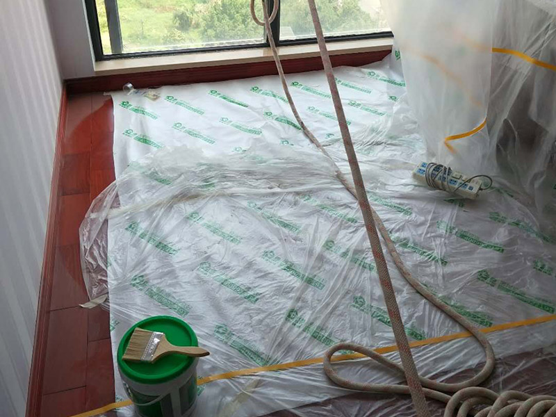 墻面頂部修補(bǔ)：1、看墻面是不是抹灰層已經(jīng)松動(dòng)，如果松動(dòng)直接砸掉，重新抹灰直到結(jié)實(shí)了為止。2、如果墻面是石膏板墻面就貼紙質(zhì)的繃帶在接縫處。3、如果墻面縫只有幾毫米不補(bǔ)難看可以鏟了膩?zhàn)?，在縫隙補(bǔ)水泥或者石膏（最好攙點(diǎn)膠）。4、搞定了以后貼繃帶刮平膩?zhàn)印?、等干了后打磨滾刷乳膠漆。對(duì)于局部剝落比較嚴(yán)重的情況，就有必要考慮是否是墻面基底根本沒(méi)做好的原因。將原墻體鏟除至墻面基層，用界面劑或者封固底漆重新涂刷一遍，再按照粉刷石膏找平、貼網(wǎng)格布(加固防裂)、批刮墻襯三遍后打磨平整，整個(gè)基層質(zhì)量此時(shí)就會(huì)好很多。