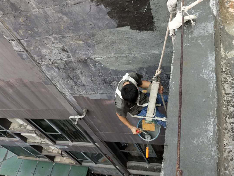 外墻防水維修：1、基層處理：首先要將基層表面的灰塵等清理干凈，一些脆裂的舊層和不耐水的涂層要鏟除，如果有凹處可以用水泥砂漿抹平，小的孔洞和裂縫用水泥乳修補(bǔ)好。 2、刷底膠： 刷底膠時(shí)，先要將墻面專用的膠水按照說明上的比例上加水進(jìn)行稀釋，然后在基層處理好的墻面上用輥筒均勻地涂刷一至二遍膠水打底，涂層膠水要均勻，也不能涂得過多和過少。 3、局部補(bǔ)膩?zhàn)樱夯鶎哟虻赘稍锖?，用膩?zhàn)诱已a(bǔ)不平之處，干后砂平。成品膩?zhàn)邮褂们皯?yīng)攪勻，膩?zhàn)悠頃r(shí)可酌量加清水調(diào)節(jié)。 4、滿刮膩?zhàn)樱簩⒄{(diào)配好的膩?zhàn)臃旁谕邪迳?，用橡皮刮板進(jìn)行涂刷，建議從上往下涂，基層一般要涂刷2-3遍，每一遍的膩?zhàn)硬荒芴?，膩?zhàn)油克⒑笠皶r(shí)用砂紙打磨，打磨時(shí)力底要適中，不能有波浪形等，打磨好后掃去灰塵就可以了。 5、刷底涂料：底料按照產(chǎn)品說明書進(jìn)行稀釋然后攪拌均勻，用滾筒在墻面涂刷，要均勻，不要漏刷，也不能刷得太厚，底料干后如果有要修補(bǔ)的地方，建議用膩?zhàn)有迯?fù)然后砂平。