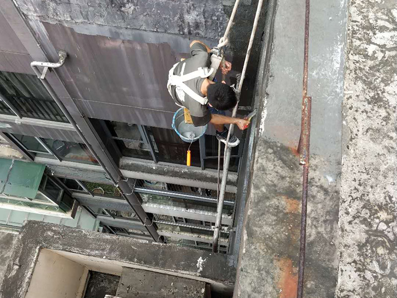 外墻防水維修：1、基層處理：首先要將基層表面的灰塵等清理干凈，一些脆裂的舊層和不耐水的涂層要鏟除，如果有凹處可以用水泥砂漿抹平，小的孔洞和裂縫用水泥乳修補(bǔ)好。 2、刷底膠： 刷底膠時(shí)，先要將墻面專用的膠水按照說明上的比例上加水進(jìn)行稀釋，然后在基層處理好的墻面上用輥筒均勻地涂刷一至二遍膠水打底，涂層膠水要均勻，也不能涂得過多和過少。 3、局部補(bǔ)膩?zhàn)樱夯鶎哟虻赘稍锖?，用膩?zhàn)诱已a(bǔ)不平之處，干后砂平。成品膩?zhàn)邮褂们皯?yīng)攪勻，膩?zhàn)悠頃r(shí)可酌量加清水調(diào)節(jié)。 4、滿刮膩?zhàn)樱簩⒄{(diào)配好的膩?zhàn)臃旁谕邪迳?，用橡皮刮板進(jìn)行涂刷，建議從上往下涂，基層一般要涂刷2-3遍，每一遍的膩?zhàn)硬荒芴?，膩?zhàn)油克⒑笠皶r(shí)用砂紙打磨，打磨時(shí)力底要適中，不能有波浪形等，打磨好后掃去灰塵就可以了。 5、刷底涂料：底料按照產(chǎn)品說明書進(jìn)行稀釋然后攪拌均勻，用滾筒在墻面涂刷，要均勻，不要漏刷，也不能刷得太厚，底料干后如果有要修補(bǔ)的地方，建議用膩?zhàn)有迯?fù)然后砂平。