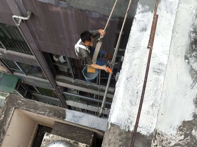 外墻防水維修：1、基層處理：首先要將基層表面的灰塵等清理干凈，一些脆裂的舊層和不耐水的涂層要鏟除，如果有凹處可以用水泥砂漿抹平，小的孔洞和裂縫用水泥乳修補(bǔ)好。 2、刷底膠： 刷底膠時(shí)，先要將墻面專用的膠水按照說明上的比例上加水進(jìn)行稀釋，然后在基層處理好的墻面上用輥筒均勻地涂刷一至二遍膠水打底，涂層膠水要均勻，也不能涂得過多和過少。 3、局部補(bǔ)膩?zhàn)樱夯鶎哟虻赘稍锖?，用膩?zhàn)诱已a(bǔ)不平之處，干后砂平。成品膩?zhàn)邮褂们皯?yīng)攪勻，膩?zhàn)悠頃r(shí)可酌量加清水調(diào)節(jié)。 4、滿刮膩?zhàn)樱簩⒄{(diào)配好的膩?zhàn)臃旁谕邪迳?，用橡皮刮板進(jìn)行涂刷，建議從上往下涂，基層一般要涂刷2-3遍，每一遍的膩?zhàn)硬荒芴瘢佔(zhàn)油克⒑笠皶r(shí)用砂紙打磨，打磨時(shí)力底要適中，不能有波浪形等，打磨好后掃去灰塵就可以了。 5、刷底涂料：底料按照產(chǎn)品說明書進(jìn)行稀釋然后攪拌均勻，用滾筒在墻面涂刷，要均勻，不要漏刷，也不能刷得太厚，底料干后如果有要修補(bǔ)的地方，建議用膩?zhàn)有迯?fù)然后砂平。