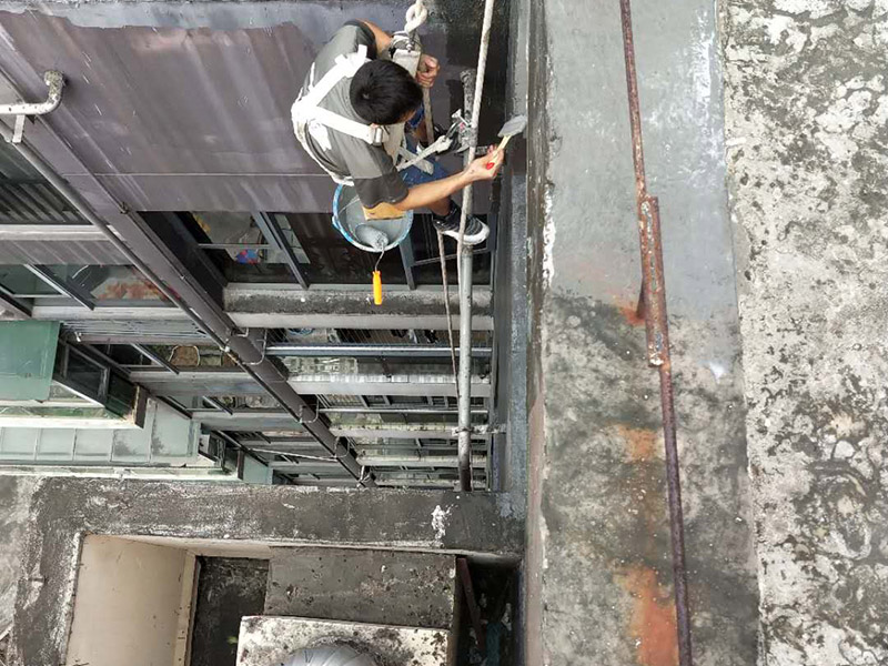 外墻防水維修：1、基層處理：首先要將基層表面的灰塵等清理干凈，一些脆裂的舊層和不耐水的涂層要鏟除，如果有凹處可以用水泥砂漿抹平，小的孔洞和裂縫用水泥乳修補(bǔ)好。 2、刷底膠： 刷底膠時(shí)，先要將墻面專用的膠水按照說明上的比例上加水進(jìn)行稀釋，然后在基層處理好的墻面上用輥筒均勻地涂刷一至二遍膠水打底，涂層膠水要均勻，也不能涂得過多和過少。 3、局部補(bǔ)膩?zhàn)樱夯鶎哟虻赘稍锖?，用膩?zhàn)诱已a(bǔ)不平之處，干后砂平。成品膩?zhàn)邮褂们皯?yīng)攪勻，膩?zhàn)悠頃r(shí)可酌量加清水調(diào)節(jié)。 4、滿刮膩?zhàn)樱簩⒄{(diào)配好的膩?zhàn)臃旁谕邪迳?，用橡皮刮板進(jìn)行涂刷，建議從上往下涂，基層一般要涂刷2-3遍，每一遍的膩?zhàn)硬荒芴?，膩?zhàn)油克⒑笠皶r(shí)用砂紙打磨，打磨時(shí)力底要適中，不能有波浪形等，打磨好后掃去灰塵就可以了。 5、刷底涂料：底料按照產(chǎn)品說明書進(jìn)行稀釋然后攪拌均勻，用滾筒在墻面涂刷，要均勻，不要漏刷，也不能刷得太厚，底料干后如果有要修補(bǔ)的地方，建議用膩?zhàn)有迯?fù)然后砂平。