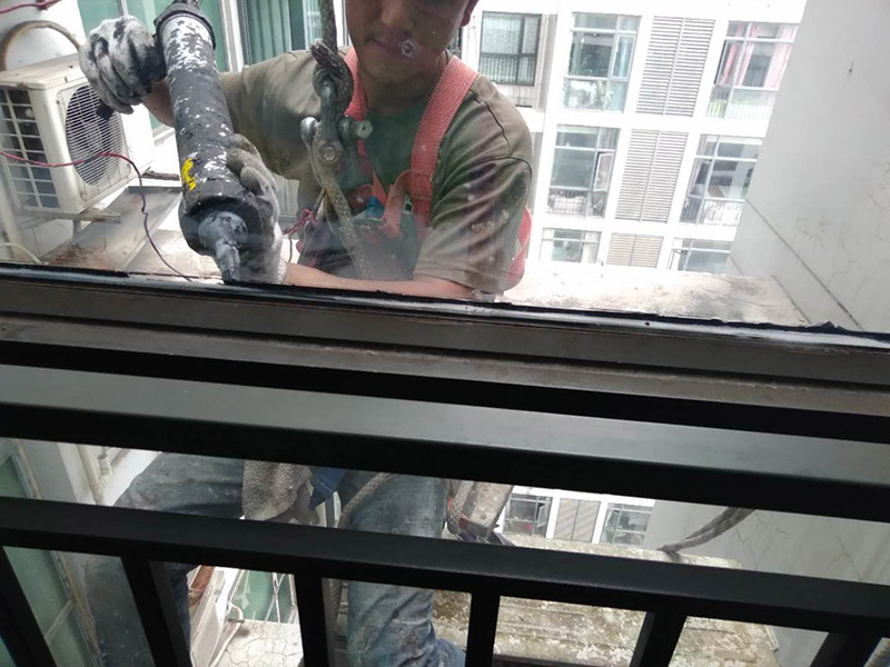 窗戶打膠翻新：1.門窗打膠，安裝地板窗框時，應連接水平和垂直拉線。每層的水平相同，上側(cè)和下側(cè)是直的。當窗框和墻壁固定時，首先固定上框架，固定后框架，并用塑料膨脹螺栓固定。 2.孔與開口之間的膨脹節(jié)內(nèi)腔填充有閉孔泡沫，發(fā)泡劑等彈性材料，表面用密封膠密封。門窗的安裝必須牢固。嵌入式部件的數(shù)量，位置和埋設連接方法必須符合設計要求。用于固定每根鋼筋的緊固件必須不小于3，間距不應超過300毫米。與鋼制端部的距離不應超過100毫米。