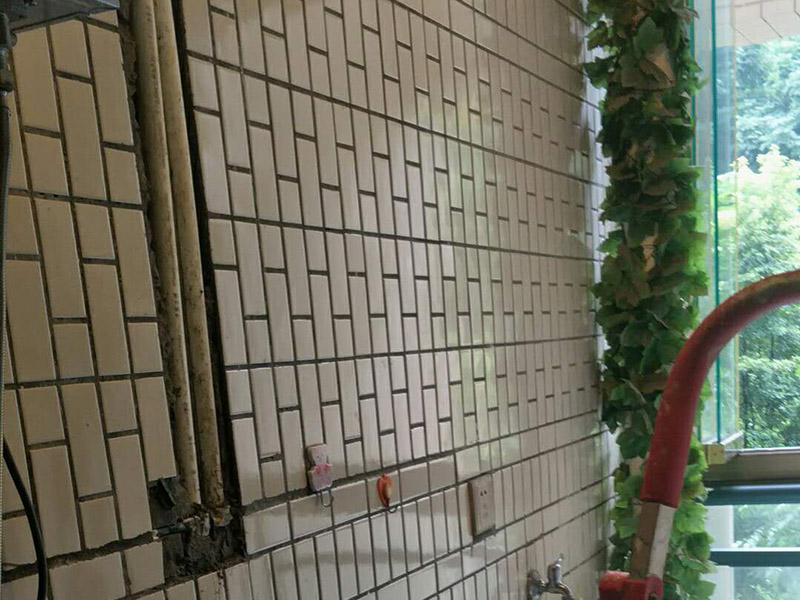 水管維修改造：　1、開槽。先彈線，再開槽，管路開槽按照要求必須是平行線和垂直線。對于平行走線的管路一律控制在60-90厘米高，如果安裝了水龍頭的管路記得要能夠垂直。
2、安裝。管道分為冷水管和熱水管，暗藏管道要杜絕使用鍍鋅鐵管?？梢酝ㄟ^施工人員和業(yè)主商量水域和使用功能，安排水電師傅排放安裝好的所有水龍頭和用水位置。要是沒有完整圖紙的和業(yè)主溝通增加現(xiàn)場定位水路使用功能。
3、檢驗(yàn)。一定要對管道進(jìn)行檢查，關(guān)系到以后水路安全問題，我們可以通過試壓方法做管道檢查，試壓是管道檢查滲漏的方法之一，可以先堵頭將所有內(nèi)絲堵死。用壓力表打壓(家裝一般6--8kg)試水。打壓之后檢查所有管道所有接頭。
　4、防水。水路管道裝好之后，用水泥沙子混合封好衛(wèi)生間的線槽，等線槽和地面干后，再次清洗地面和墻面，墻地面水分干了就可以做防水，墻面防水最好在80cm以上高。要是廚房墻背面有家具的墻面，必須做滿墻，才能帶來好的防潮效果。
5、電路開槽。和業(yè)主商量用電功能和要求之后，和電工師傅交底，彈好平行和垂直開槽。
6、電路布線。對于電路布線家用2.5&mdash;6平米以上銅芯線、16mm以上線管。而強(qiáng)弱電線管與暗合要分開。