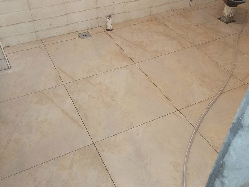 衛(wèi)生間貼地磚維修：1、鋪貼衛(wèi)生間瓷磚的水泥砂漿比例 粘貼衛(wèi)生間瓷磚采用的水泥標(biāo)號(hào)為425號(hào)水泥，水泥沙子的混合比例不要大于1：3，水泥含量過重的話，會(huì)因?yàn)樗嗟呐蛎浵禂?shù)高而導(dǎo)致瓷磚的開裂，減少瓷磚的使用壽命。 2、衛(wèi)生間瓷磚泡水時(shí)長 衛(wèi)生間如果采用釉面墻磚，用水泥砂漿作為粘接劑，瓷磚需要經(jīng)過泡水后鋪貼，泡水的時(shí)間以瓷磚完全浸泡后不冒氣泡的時(shí)間為宜，一般為三十分鐘就可以了。 3、鋪貼要留縫 鋪貼衛(wèi)生間瓷磚無論是否屬于無縫磚，都必須留縫，建議不小于1mm，普通墻磚以1.5&mdash;2mm為宜，仿古磚縫隙可以適當(dāng)?shù)募訉挕?4、衛(wèi)生間墻磚鋪貼高度 衛(wèi)生間墻磚的鋪貼高度要高于吊頂?shù)母叨龋话悴恍∮?0公分為宜。 5、瓷磚紋理對(duì)齊 鋪貼瓷磚時(shí)注意瓷磚的紋理，做到順紋理鋪貼，花磚腰線有正反方向的要注意其方向，不要貼倒了，花磚腰線的紋理和磚的紋理一致。