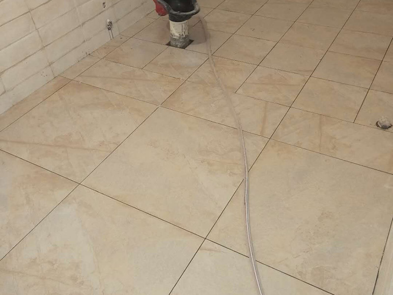 衛(wèi)生間貼地磚維修：1、鋪貼衛(wèi)生間瓷磚的水泥砂漿比例 粘貼衛(wèi)生間瓷磚采用的水泥標(biāo)號(hào)為425號(hào)水泥，水泥沙子的混合比例不要大于1：3，水泥含量過重的話，會(huì)因?yàn)樗嗟呐蛎浵禂?shù)高而導(dǎo)致瓷磚的開裂，減少瓷磚的使用壽命。 2、衛(wèi)生間瓷磚泡水時(shí)長 衛(wèi)生間如果采用釉面墻磚，用水泥砂漿作為粘接劑，瓷磚需要經(jīng)過泡水后鋪貼，泡水的時(shí)間以瓷磚完全浸泡后不冒氣泡的時(shí)間為宜，一般為三十分鐘就可以了。 3、鋪貼要留縫 鋪貼衛(wèi)生間瓷磚無論是否屬于無縫磚，都必須留縫，建議不小于1mm，普通墻磚以1.5&mdash;2mm為宜，仿古磚縫隙可以適當(dāng)?shù)募訉挕?4、衛(wèi)生間墻磚鋪貼高度 衛(wèi)生間墻磚的鋪貼高度要高于吊頂?shù)母叨?，一般不小?0公分為宜。 5、瓷磚紋理對(duì)齊 鋪貼瓷磚時(shí)注意瓷磚的紋理，做到順紋理鋪貼，花磚腰線有正反方向的要注意其方向，不要貼倒了，花磚腰線的紋理和磚的紋理一致。