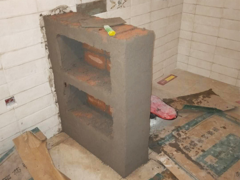 衛(wèi)生間砌隔斷：1、在砌筑前，要先將樓地面用水泥砂漿找平。根據(jù)現(xiàn)場(chǎng)實(shí)際尺寸排第一層磚，要注意預(yù)留出門窗及洞口的尺寸。 2、在砌筑前，必須清理砌筑基層的浮塵，將基層用水沖洗干凈再進(jìn)行施工。 3、在衛(wèi)生間及廚房砌筑磚隔墻時(shí)，必須用強(qiáng)度在M5以上的水泥砂漿。磚塊在砌筑前澆水淋濕即可，不可浸透。 4、在門洞砌筑時(shí)，要預(yù)埋好木磚并刷防腐漆，每側(cè)上、中、下各一塊木磚。 5、施工過程中，要嚴(yán)格控制水泥砂漿強(qiáng)度等級(jí)，確保砌筑砂漿飽滿。 6、門洞頂磚過梁要橫放兩根&Phi;10鋼筋，并用強(qiáng)度為M7.5的水泥砂漿鋪砌。 7、對(duì)于砌體與墻面、柱子連接處，要先鑿掉抹灰層，每砌筑500毫米高要預(yù)埋相應(yīng)規(guī)格的拉墻筋。