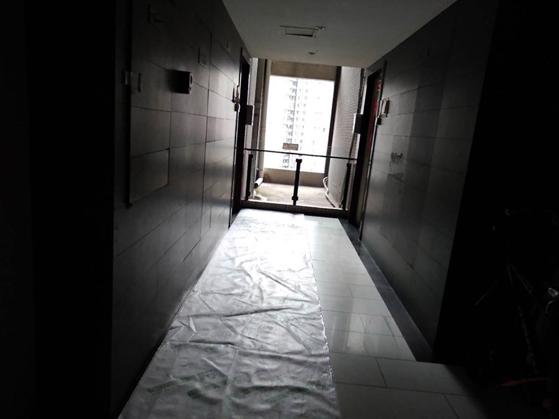 家具拆除維修：首先一般情況下，在組裝家具的時(shí)候，會(huì)用到的工具，在拆卸時(shí)同樣用得到，所以，一定要注意工具種類(lèi)。然后應(yīng)該盡量騰出足夠的空間，家具拆卸的時(shí)候，如果空間不夠是很難完成的，所以，我們可以將家具搬到一個(gè)寬敞的地方，然后進(jìn)行拆卸。在組裝家具的時(shí)候，通常是將家具放倒以后才能進(jìn)行工作，因此，拆卸的時(shí)候，同樣道理，先放倒再拆卸，以免看不清結(jié)構(gòu)導(dǎo)致?lián)p壞家具。在拆卸板式家具的時(shí)候，一定要先拆除小件，也就是一些輔助性的東西，最后在對(duì)大的框架進(jìn)行拆除，不要本末倒置，防止大的部分散掉損害小件部分。