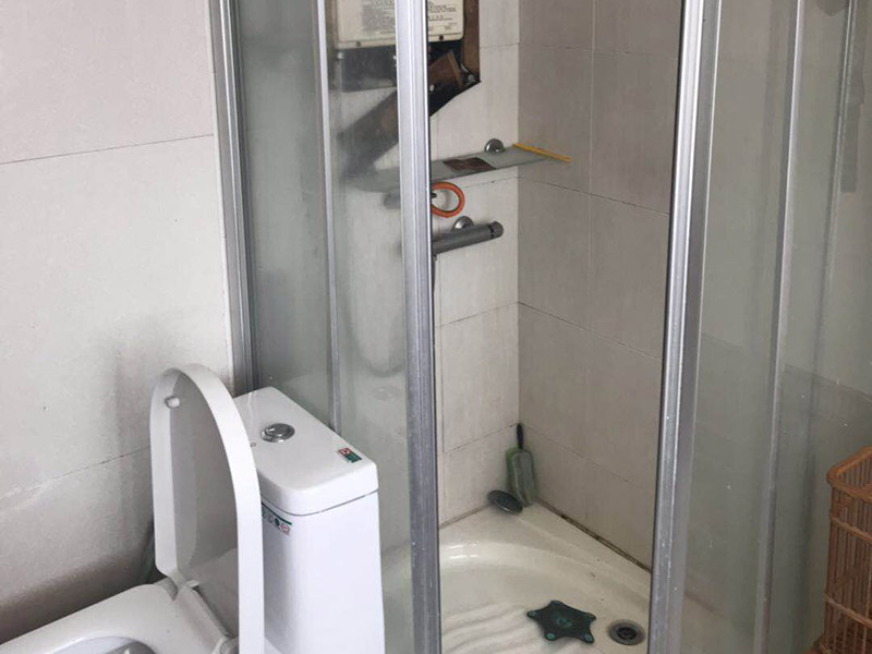 淋浴房維修：.如果淋浴房有底盆，那么首先將底盆安裝好。先將底盆零件組合起來，然后調(diào)節(jié)水平位置。底盆盆內(nèi)不能留有積水。底盆的軟管與地漏連接起來，并且連接牢固?？蚣芙Y(jié)構(gòu)安裝好之后將玻璃嵌入，玻璃底部要夾緊鎖在底盆鉆孔位置，并用螺絲將其固定。頂管要安裝在玻璃上方，確定安裝位置用鉆機(jī)鉆孔，安裝好固定座后連接頂管。