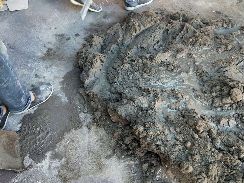 樓梯改造維修：鋼筋應選用正品鋼材，水泥選用正產(chǎn)42.5R，煉石或建牌品牌； 沙石水泥混合比例嚴格執(zhí)行建設部行業(yè)標準； 在鋼筋連接加固上，因現(xiàn)場情形千差萬別尤為講究慎重，大體操作上均選擇在不破壞原建筑結(jié)構(gòu)前提下，首先用人工方式（這樣可最有效降低對原混泥土強度的破壞）鑿出相應位置原建筑結(jié)構(gòu)鋼筋，后進行正確合理的布筋，以提高接點強度。 在時間上工期一般控制在9~15天，施工過程可與裝修水電項目同時進行，相互配合。