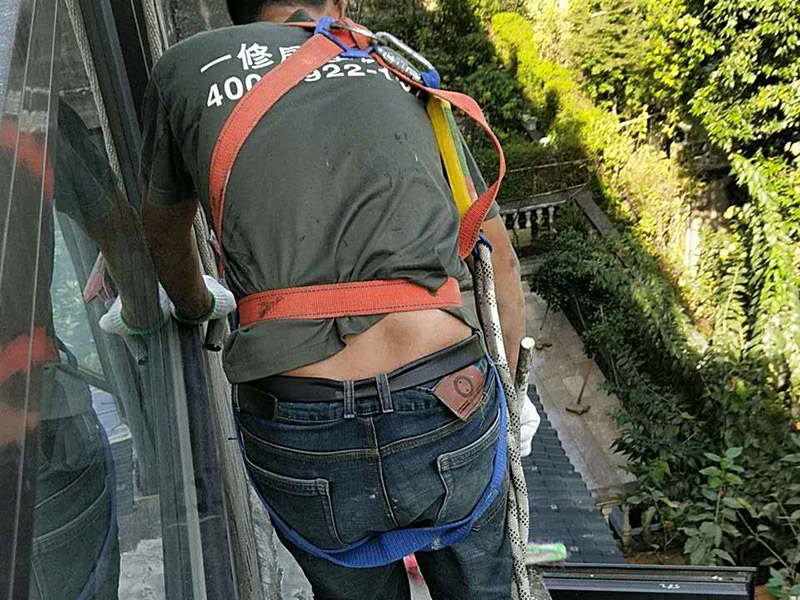 外陽(yáng)臺(tái)防水維修：首先要確保地面有坡度，低的一邊為排水口。然后就是要確保陽(yáng)臺(tái)和客廳或陽(yáng)臺(tái)和起居室至少要有2～3公分的高度差。要使客廳和陽(yáng)臺(tái)有這樣的高度差其實(shí)是很難的，因?yàn)榻ㄖ旧砜赡芨叨炔钪挥?公分左右。陽(yáng)臺(tái)地面要確保排水系統(tǒng)的順暢，特別是陽(yáng)臺(tái)養(yǎng)有植物時(shí)要定期清理，防止排水時(shí)堵塞地漏，以防止積水滲透進(jìn)居室。如果花園有人工照明的也要進(jìn)行防水處理，特別是燈具和防漏電開(kāi)關(guān)，以免雨天發(fā)生漏電時(shí)造成傷害。