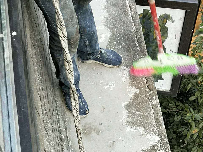 外陽(yáng)臺(tái)防水維修：首先要確保地面有坡度，低的一邊為排水口。然后就是要確保陽(yáng)臺(tái)和客廳或陽(yáng)臺(tái)和起居室至少要有2～3公分的高度差。要使客廳和陽(yáng)臺(tái)有這樣的高度差其實(shí)是很難的，因?yàn)榻ㄖ旧砜赡芨叨炔钪挥?公分左右。陽(yáng)臺(tái)地面要確保排水系統(tǒng)的順暢，特別是陽(yáng)臺(tái)養(yǎng)有植物時(shí)要定期清理，防止排水時(shí)堵塞地漏，以防止積水滲透進(jìn)居室。如果花園有人工照明的也要進(jìn)行防水處理，特別是燈具和防漏電開(kāi)關(guān)，以免雨天發(fā)生漏電時(shí)造成傷害。