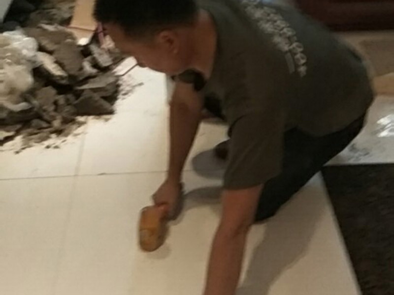 瓷磚重新鋪貼：1、基層處理：把沾在基層上的浮漿、落地灰等用暫子或鋼絲刷清理掉，再用掃帚將浮土清掃干凈。2、找標(biāo)高：根據(jù)水平標(biāo)準(zhǔn)線和設(shè)計(jì)厚度，在四周墻、柱上彈出面層的上平標(biāo)高控制線。3、鋪設(shè)結(jié)合層砂漿：鋪設(shè)前應(yīng)將基底濕潤(rùn)，并在基底上刷一道素水泥漿或界面結(jié)合劑，隨刷隨鋪設(shè)攪拌均勻的干硬性水泥砂漿。4、鋪磚：將磚放置在于拌料上，用橡皮錘找平，之后將磚拿起，在干拌料上澆適量素水泥漿，同時(shí)在磚背面涂厚度約lnm的素水泥膏，再將磚放置在找過(guò)平的干拌料上，用橡皮錘按標(biāo)高控制線和方正控制線坐平坐正。5、養(yǎng)護(hù)：當(dāng)磚面層鋪貼完24h內(nèi)應(yīng)開(kāi)始澆水養(yǎng)護(hù)，養(yǎng)護(hù)時(shí)間不得小于7d。