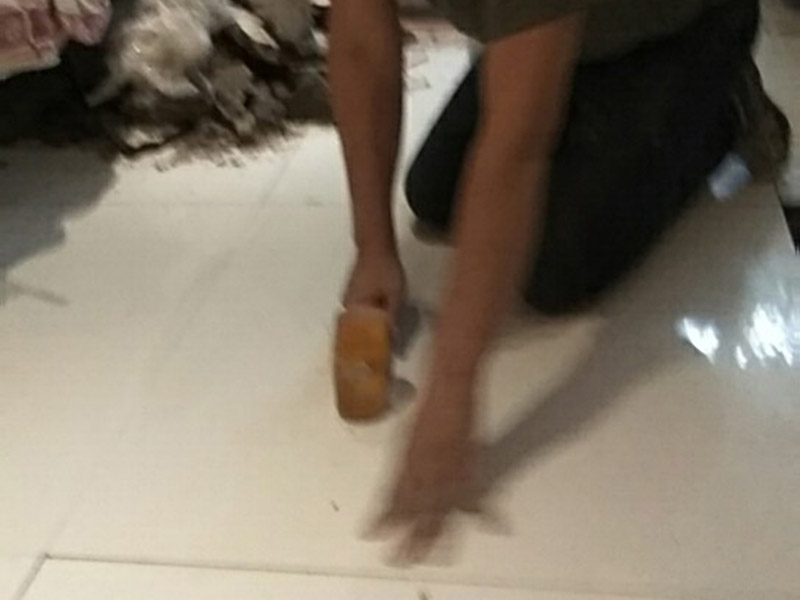 瓷磚重新鋪貼：1、基層處理：把沾在基層上的浮漿、落地灰等用暫子或鋼絲刷清理掉，再用掃帚將浮土清掃干凈。2、找標(biāo)高：根據(jù)水平標(biāo)準(zhǔn)線和設(shè)計(jì)厚度，在四周墻、柱上彈出面層的上平標(biāo)高控制線。3、鋪設(shè)結(jié)合層砂漿：鋪設(shè)前應(yīng)將基底濕潤(rùn)，并在基底上刷一道素水泥漿或界面結(jié)合劑，隨刷隨鋪設(shè)攪拌均勻的干硬性水泥砂漿。4、鋪磚：將磚放置在于拌料上，用橡皮錘找平，之后將磚拿起，在干拌料上澆適量素水泥漿，同時(shí)在磚背面涂厚度約lnm的素水泥膏，再將磚放置在找過(guò)平的干拌料上，用橡皮錘按標(biāo)高控制線和方正控制線坐平坐正。5、養(yǎng)護(hù)：當(dāng)磚面層鋪貼完24h內(nèi)應(yīng)開(kāi)始澆水養(yǎng)護(hù)，養(yǎng)護(hù)時(shí)間不得小于7d。