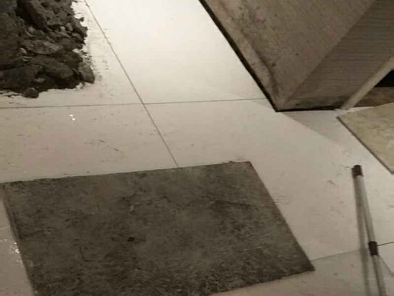 瓷磚重新鋪貼：1、基層處理：把沾在基層上的浮漿、落地灰等用暫子或鋼絲刷清理掉，再用掃帚將浮土清掃干凈。2、找標(biāo)高：根據(jù)水平標(biāo)準(zhǔn)線和設(shè)計(jì)厚度，在四周墻、柱上彈出面層的上平標(biāo)高控制線。3、鋪設(shè)結(jié)合層砂漿：鋪設(shè)前應(yīng)將基底濕潤(rùn)，并在基底上刷一道素水泥漿或界面結(jié)合劑，隨刷隨鋪設(shè)攪拌均勻的干硬性水泥砂漿。4、鋪磚：將磚放置在于拌料上，用橡皮錘找平，之后將磚拿起，在干拌料上澆適量素水泥漿，同時(shí)在磚背面涂厚度約lnm的素水泥膏，再將磚放置在找過(guò)平的干拌料上，用橡皮錘按標(biāo)高控制線和方正控制線坐平坐正。5、養(yǎng)護(hù)：當(dāng)磚面層鋪貼完24h內(nèi)應(yīng)開(kāi)始澆水養(yǎng)護(hù)，養(yǎng)護(hù)時(shí)間不得小于7d。