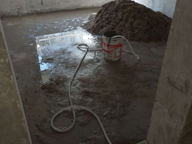 地面找平維修：水泥找平最傳統(tǒng)的地面找平方式，適合各種地面找平。先對(duì)地面基層打磨，尤其是凸起的地方，盡量打磨平齊;之后找地面的高度，并彈線標(biāo)記;抹灰餅和標(biāo)筋后，開始刷水泥砂漿，將地面全部鋪平;可使用木抹子將其搓平，確保平整，并用鐵抹子來壓光，通常要壓三遍，最后做地面養(yǎng)護(hù)等待自然干燥。選擇水泥砂漿地面找平，費(fèi)用會(huì)比石膏地面找平貴一些。 若地面準(zhǔn)備安裝地暖，選擇自流平來做地面找平最合適不過了。不僅地面找平薄(大約在2mm&mdash;5mm左右)，還不會(huì)對(duì)地暖的熱傳導(dǎo)有影響。若家中樓層較矮，選擇這種方式也合適。